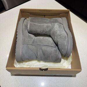 UGG - Women’s Classic Short II - Size 9 Gray